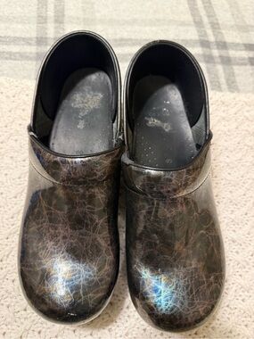 Dansko Professional Patent Leather Clogs  Metallic Ink  Size 40 USA 9/5 10